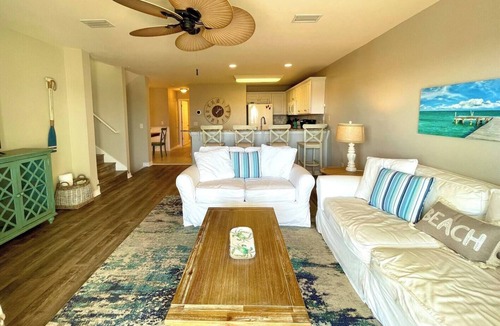 Innerarity Townhomes House | Relaxing Breeze: Great Views, Pool & 2 Kayaks!