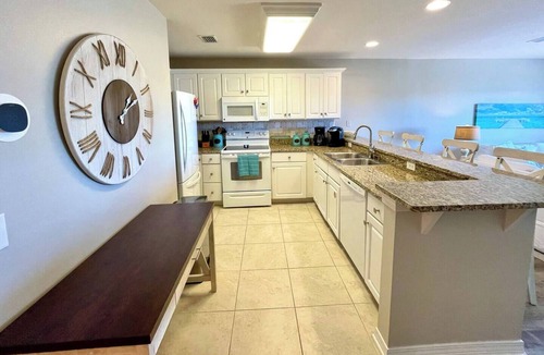 Innerarity Townhomes House | Relaxing Breeze: Great Views, Pool & 2 Kayaks!