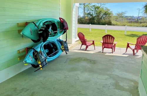 Innerarity Townhomes House | Relaxing Breeze: Great Views, Pool & 2 Kayaks!