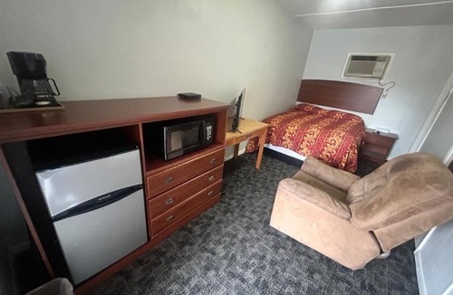 Oskaloosa Hotel | Relaxing Budget-Friendly Room Near Nature & Walking Trails, Free Parking