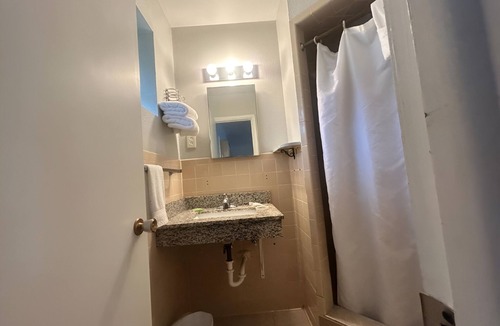 Oskaloosa Hotel | Relaxing Budget-Friendly Room Near Nature & Walking Trails, Free Parking
