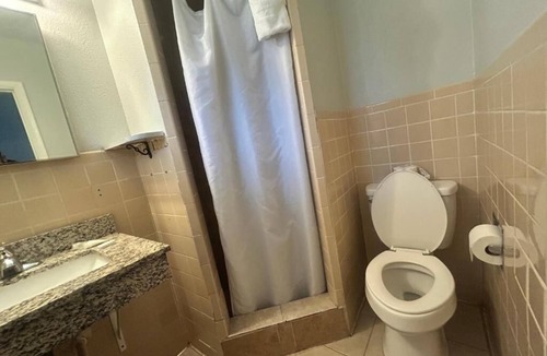 Oskaloosa Hotel | Relaxing Budget-Friendly Room Near Nature & Walking Trails, Free Parking