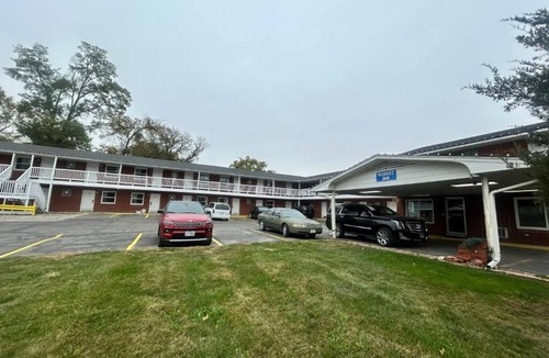 Oskaloosa Hotel | Relaxing Budget-Friendly Room Near Nature & Walking Trails, Free Parking