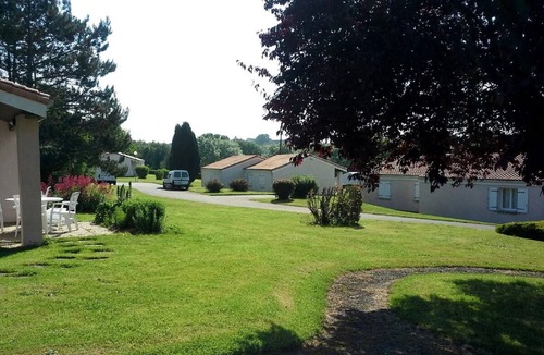 Prailles RV Rental | Relaxing Country Estate: Tennis, Pool, and Nature. Near Marais Poitevin