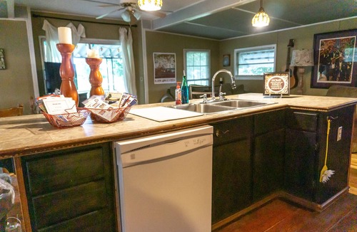 Horseshoe Lake Cabin | Relaxing Cabin 30 mins from Downtown Memphis with King Bed at Horseshoe Lake