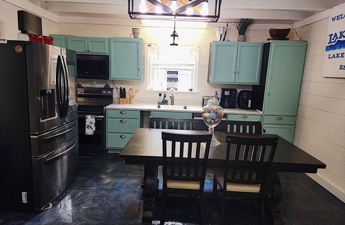Lakewood Estates Cottage | Relaxing cabin, dock accessible just steps away from Lake Travis. Dog friendly!