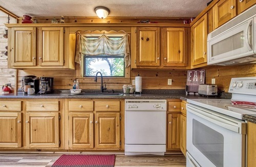 Sevierville Cabin | Relaxing Cabin! Great Mountain Views! Centrally Located! Awesome Deck! Hot Tub