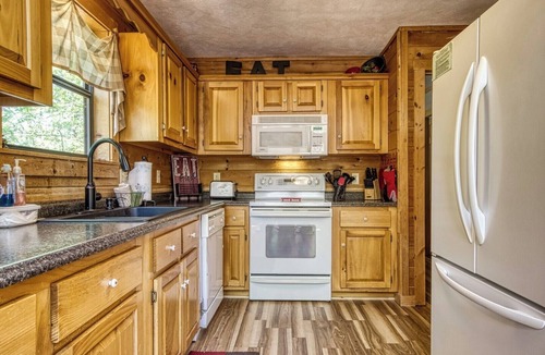 Sevierville Cabin | Relaxing Cabin! Great Mountain Views! Centrally Located! Awesome Deck! Hot Tub
