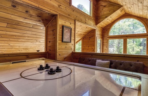 Sevierville Cabin | Relaxing Cabin! Great Mountain Views! Centrally Located! Awesome Deck! Hot Tub