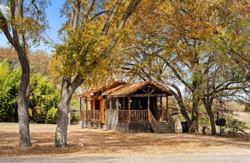 Staples Cabin | Relaxing Cabin near the San Marcos River!