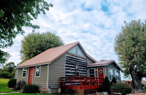 Vienna Cabin | Relaxing Cabin Retreat with Firepit and Large Party Deck