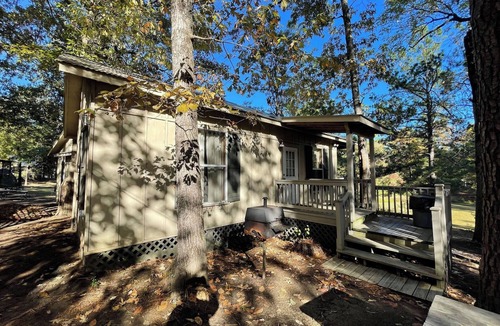 Zwolle Cabin | Relaxing Cabin with Full Kitchen, Vaulted Ceilings & PondView Porch