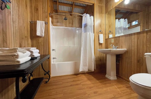 Zwolle Cabin | Relaxing Cabin with Full Kitchen, Vaulted Ceilings & PondView Porch