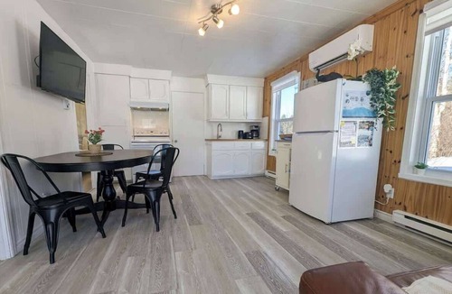Saint-Tite-des-Caps Ski Chalet | Relaxing Chalet Getaway with Spa, Fireplace & BBQ