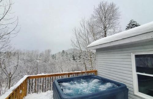 Saint-Tite-des-Caps Ski Chalet | Relaxing Chalet Getaway with Spa Fireplace & BBQ
