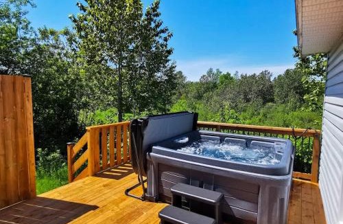 Saint-Tite-des-Caps Ski Chalet | Relaxing Chalet Getaway with Spa Fireplace & BBQ