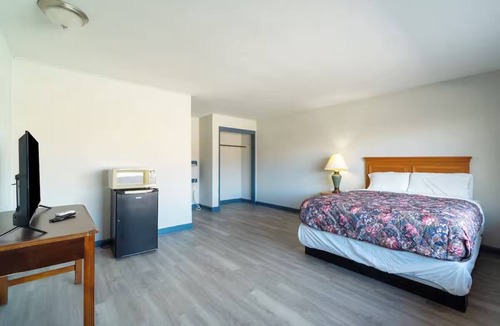 Clute Hotel | Relaxing & Convenient 2-Room Stay Perfect for Budget-Friendly Getaways