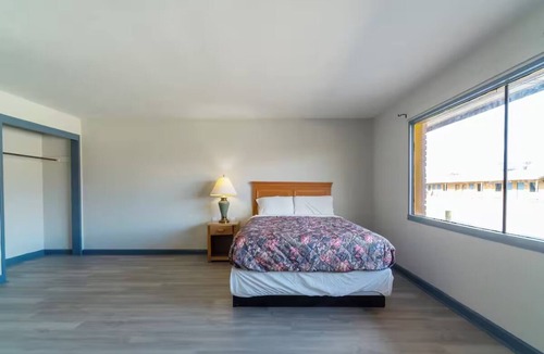 Clute Hotel | Relaxing & Convenient 2-Room Stay Perfect for Budget-Friendly Getaways