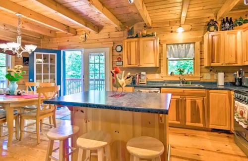 The Peaks at Lake Lure Cabin | Relaxing Cozy 2 Bedroom Cabin in Lake Lure