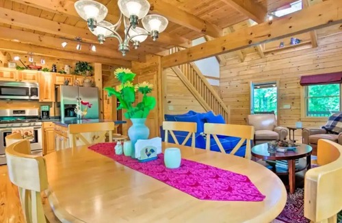 The Peaks at Lake Lure Cabin | Relaxing Cozy 2 Bedroom Cabin in Lake Lure