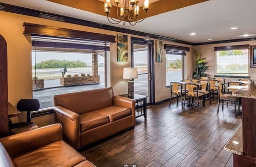 Decatur Hotel | Relaxing Decatur Getaway | Budget-friendly Room | Relaxing Outdoor Pool