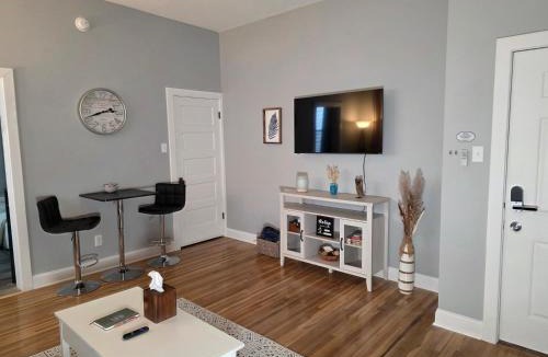 Downtown Apartment | Relaxing Downtown 1 Bed, Dog Friendly Apartment with Deck, Dog Exercise Area