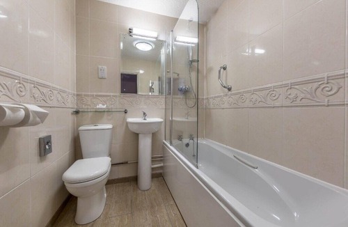 Westcliff-on-Sea Hotel | Relaxing Getaway with Tranquil Atmosphere - Breakfast, Parking & Beach Access