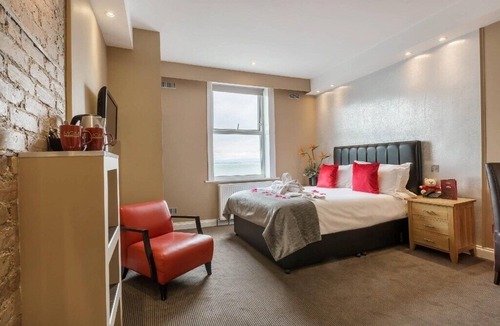 Westcliff-on-Sea Hotel | Relaxing Getaway with Tranquil Atmosphere - Breakfast, Parking & Beach Access