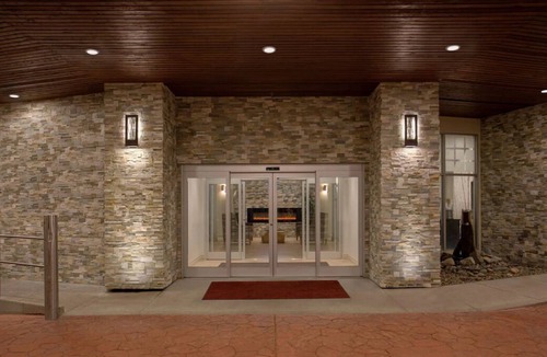 Lake Forest House | Relaxing Getaway Awaits! 2 Comfortable Units, Pool, Parking and Shuttle