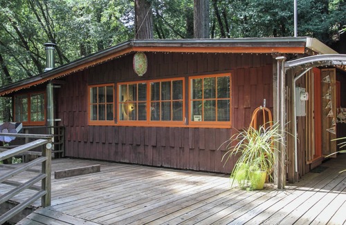 Rio Nido House | Relaxing Getaway in a Treehouse