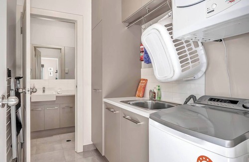 Grange House | Relaxing Getaway Steps from Grange Beach