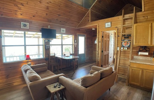 Fredericksburg Apartment | Relaxing Getaway at The Rocky Top Cabin, Pet Friendly