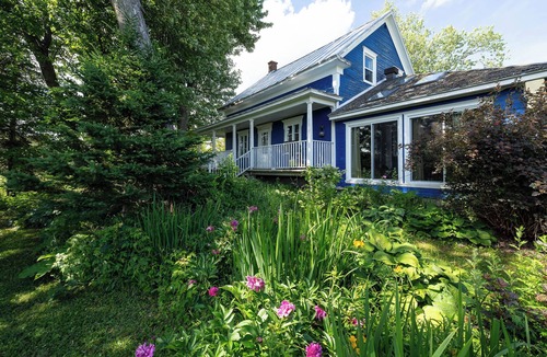 Mauricie House | Relaxing Getaway w/Fireplace | Forest Views, Spa Treatments, & Nature Paths