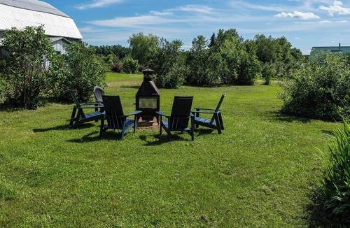Mauricie House | Relaxing Getaway w/Fireplace | Forest Views, Spa Treatments, & Nature Paths