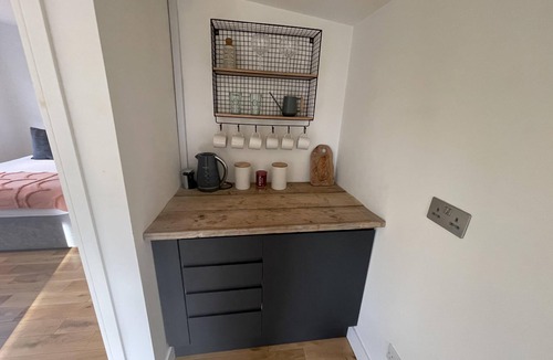 Wraysbury Cabin | Relaxing guest house with Jacuzzi & boat hire