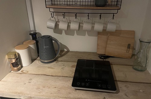 Wraysbury Cabin | Relaxing guest house with Jacuzzi & boat hire