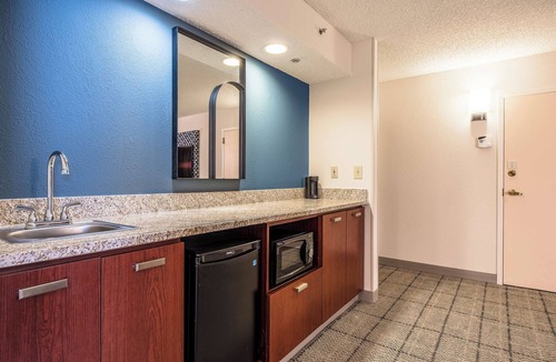 Richardson Hotel | Relaxing Hideaway! Outdoor Pool, Free Parking, Close to Hawaiian Falls Garland!