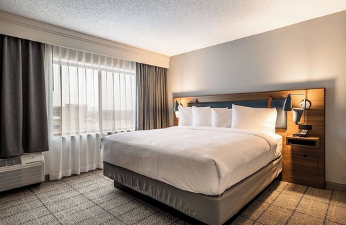 Richardson Hotel | Relaxing Hideaway! Outdoor Pool, Free Parking, Close to Hawaiian Falls Garland!