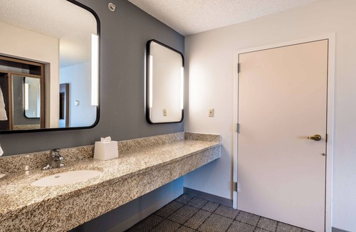 Richardson Hotel | Relaxing Hideaway! Outdoor Pool, Free Parking, Close to Hawaiian Falls Garland!