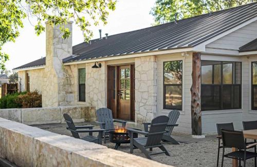 Boerne House | Relaxing Hill Country Home - Firepit - Patio