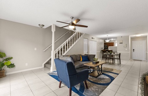 University Apartment | Relaxing Home By The Pond