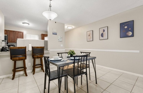 University Apartment | Relaxing Home By The Pond