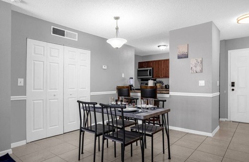 University Apartment | Relaxing Home By The Pond