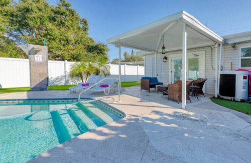 Largo Villa | Relaxing home Mini-Golf/heated pool 2/2