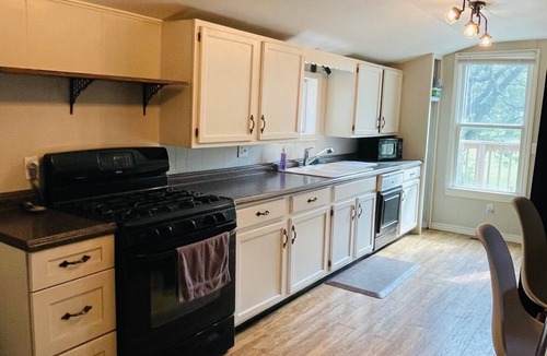 Independence House | Relaxing Home on the Outskirts!