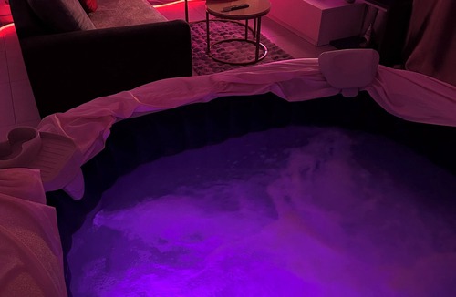 Freneuse Apartment | Relaxing Jacuzzi and boat Paris on the Seine