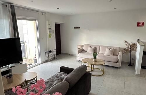 Freneuse Apartment | Relaxing Jacuzzi and boat Paris on the Seine