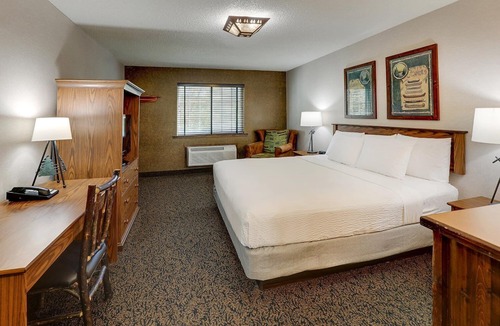 Johnston Hotel | Relaxing Johnston Stay: Full-Sized Kitchen Options w/Rustic Elegance, Pool