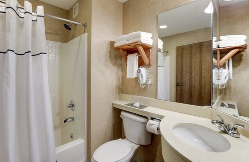 Johnston Hotel | Relaxing Johnston Stay: Full-Sized Kitchen Options w/Rustic Elegance, Pool