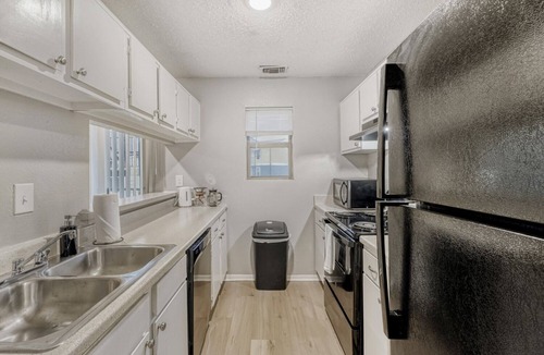Austin Apartment | Relaxing King Suite Getaway | Sleeps 4 | Pool, Pkg